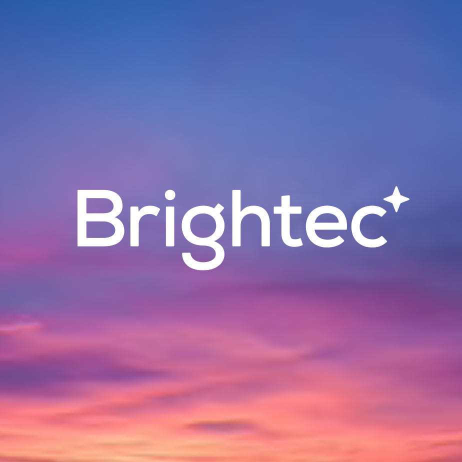 Brightecs logotyp mot en gryning i bakgrunden